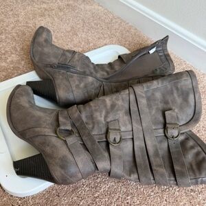 Women's Grey Buckle Accent Mid-Calf Heeled Boots